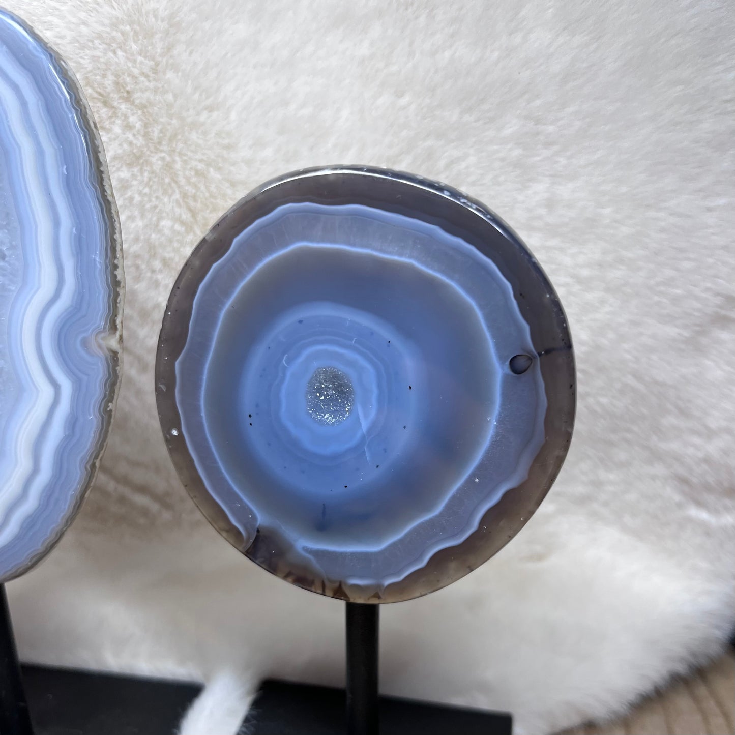 Achat auf Metallhalterung