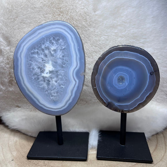 Achat auf Metallhalterung