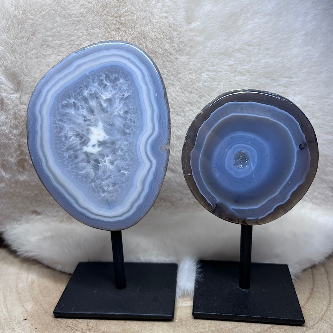 Achat auf Metallhalterung
